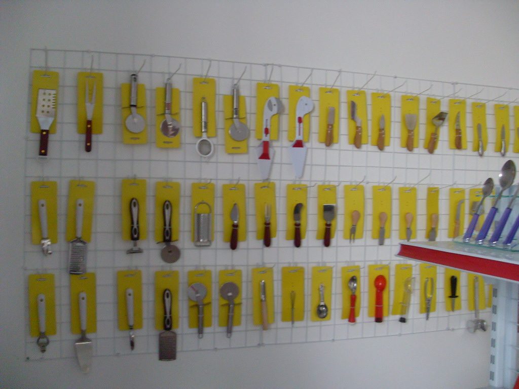 Knives displayed in Yinuo workshop